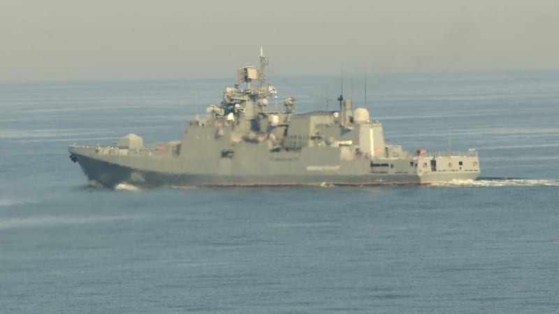 Střelba ruské fregaty na britskou jachtu? Zbytečná, popsali senioři z lodi. Chybu odmítli