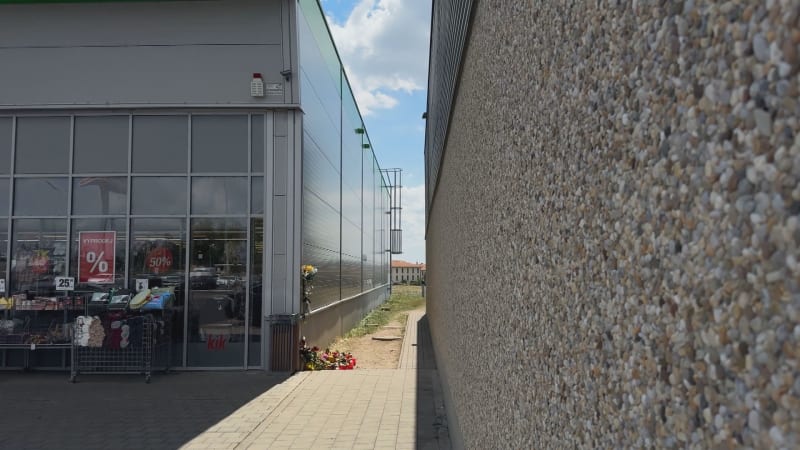 Tragédie v Roudnici: Třináctiletý chlapec nepřežil skok přes střechy. Vyhecovat jej měla parta