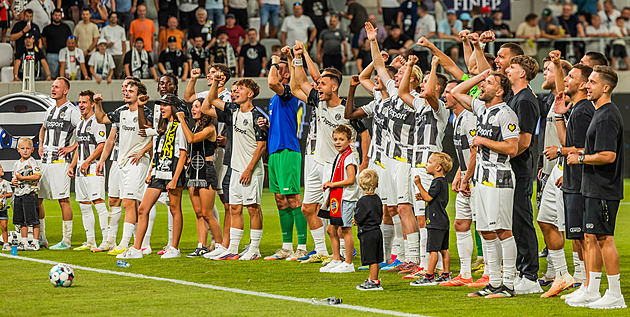 Do Hradce míří fanoušci Besiktase, řidiči musí v rozkopaném městě počítat s kolonami
