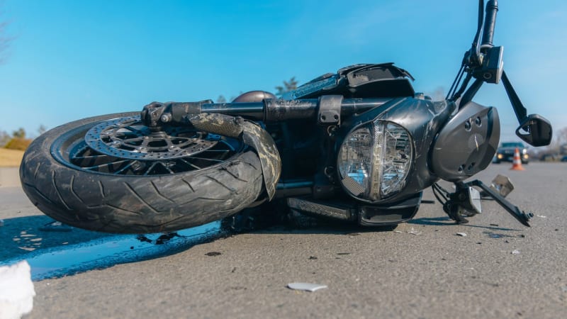 Zemřel už před příjezdem záchranářů. Motorkář na Znojemsku nezvládl zatáčku a těžce havaroval