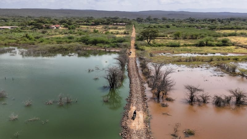 Tisíce lidí prchají před krokodýly. Stoupající keňské jezero přivedlo predátory až ke dveřím