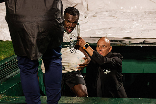 Brazilský fotbalista spadl při oslavě do tunelu a zranil se. Gól navíc neplatil