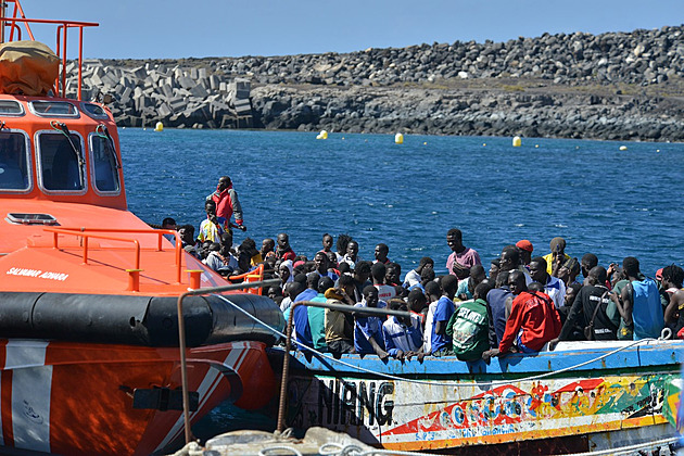 Gang vybíral na Kanárech nezletilé migrantky a vozil je do Evropy za sexem