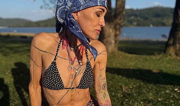 Tatérka a herečka Kaira Hrachovcová ukázala v 51 letech štíhlou postavu v bikinách