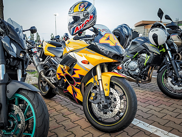 Stovky motorek proburácely noční Prahou. Je to akce světového formátu