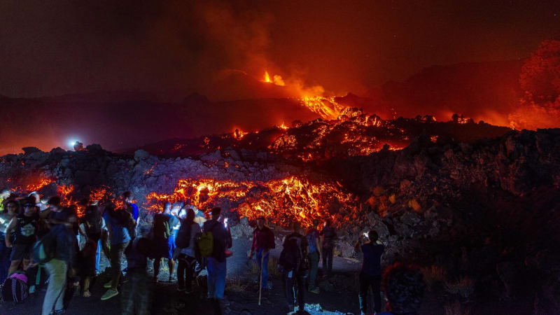 Erupce Etny dál brzdí leteckou dopravu, dotýká se to i Prahy. Situace je nejhorší za 20 let
