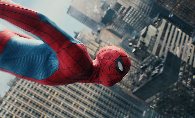 Dvě miliardy dolarů utržilo už osm filmů, nejnověji Spider-Man. Vyhraje právě on?